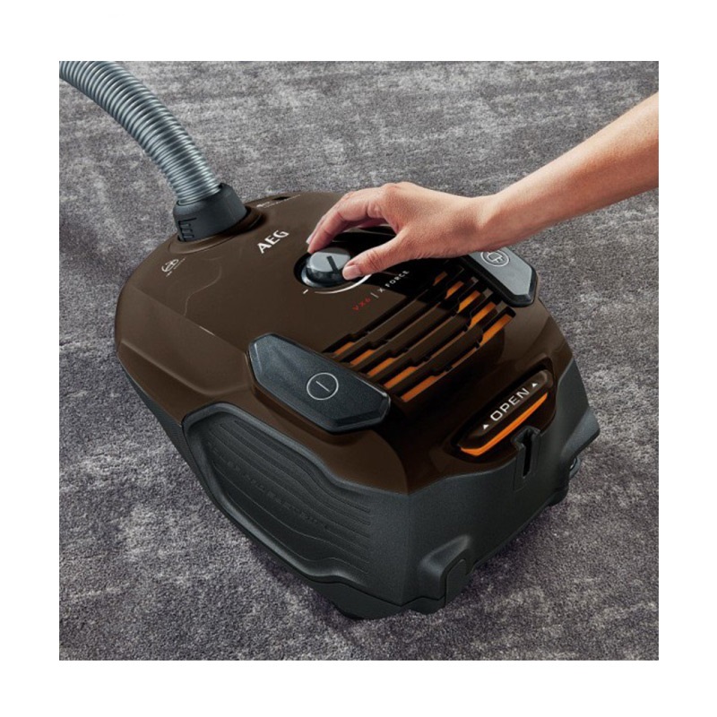 بهترین جاروبرقی آ ا گ مدل VX6-1-CB-T